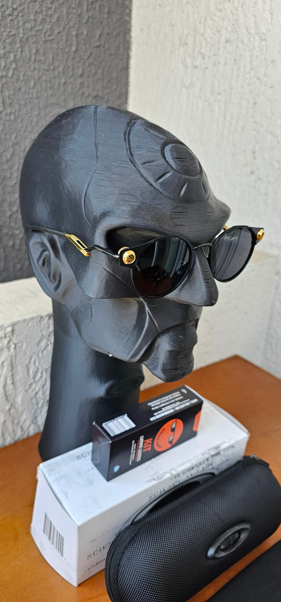 Deadbolt Armação Preta e Dourada