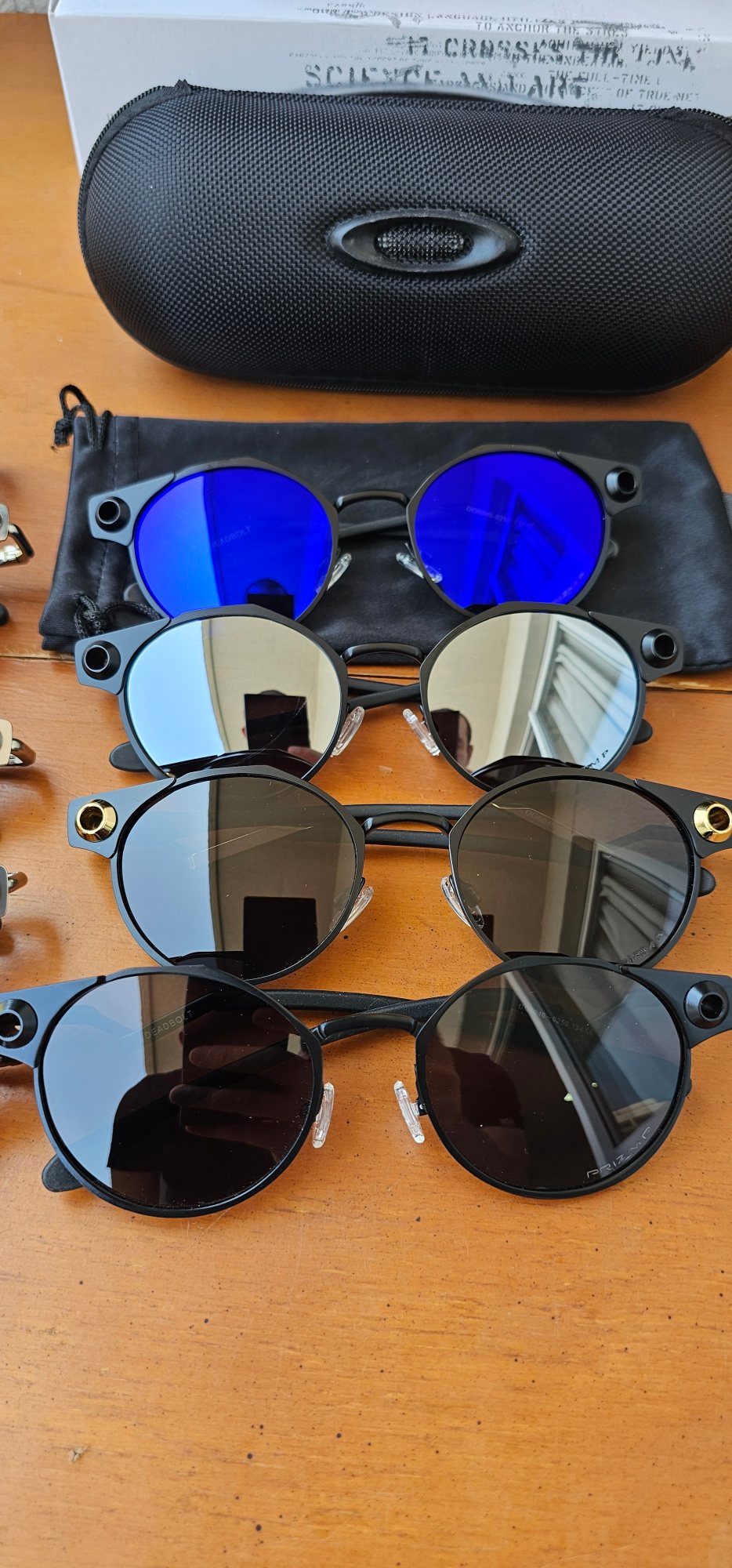 Deadbolt Armação Preta e Dourada